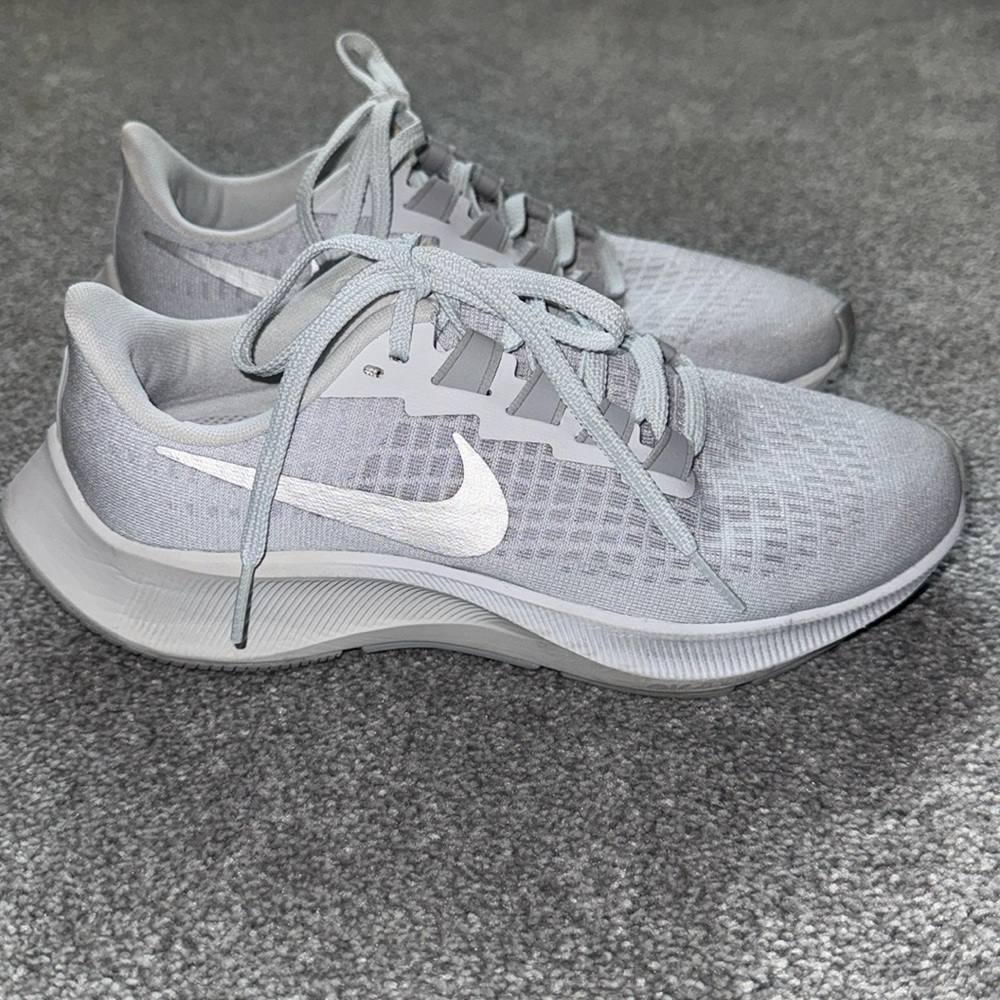 Women’s Nike Zoom sneakers, light gray size 6